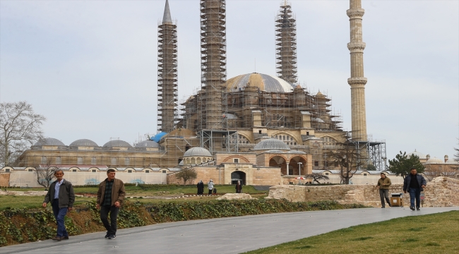 Ana kubbe güçlendirmesi tamamlanan Selimiye Camisi'nin restorasyonu sürüyor