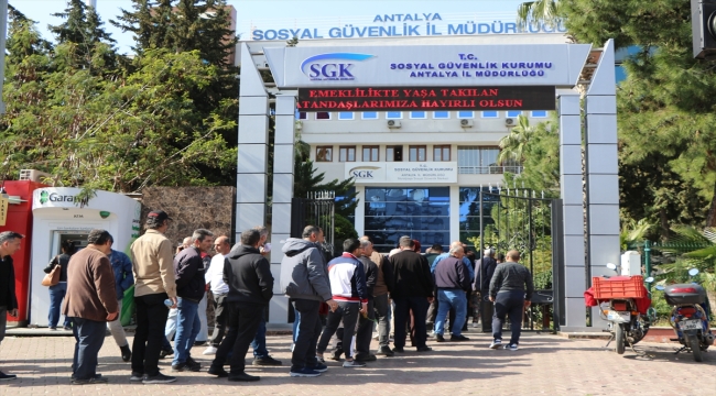 Antalya ve çevre illerde EYT'liler SGK binaları önünde uzun kuyruk oluşturdu