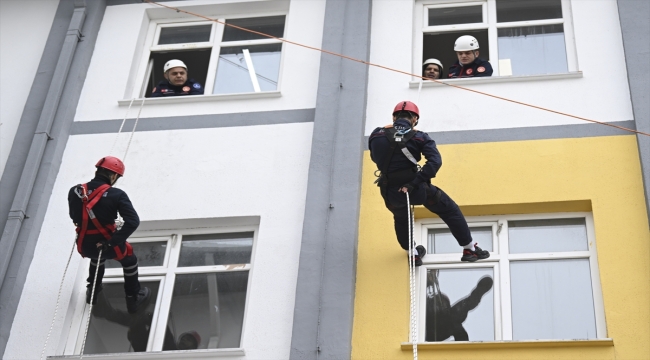 Bayrampaşa'da meslek lisesindeki afet tatbikatında itfaiye bölümü öğrencileri de grev aldı