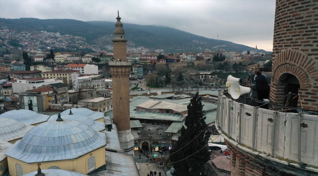 Bursa'daki tarihi Ulu Cami'ye "Ramazan biz olmaktır" yazılı mahya asıldı