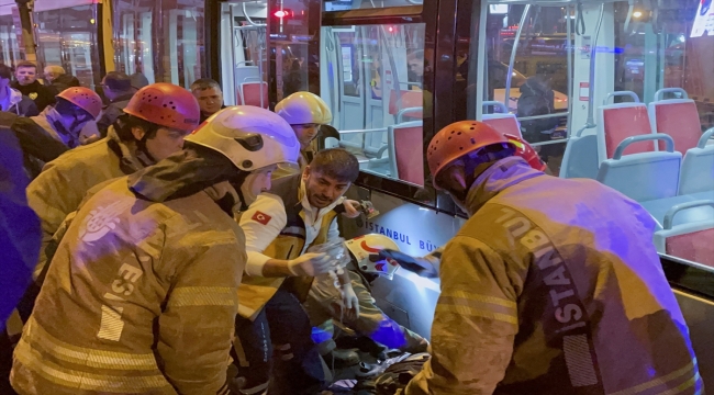 Cevizlibağ'da tramvayın çarptığı yabancı uyruklu kişi ağır yaralandı 