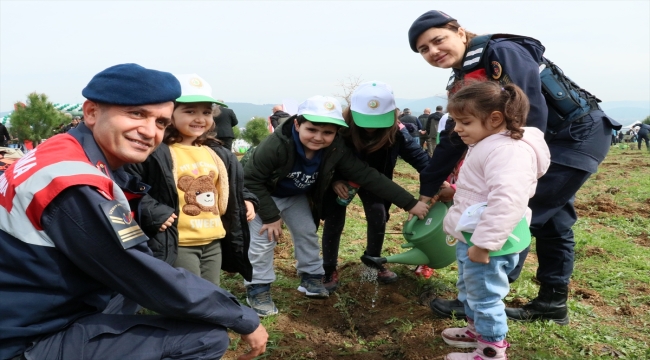 Depremde hayatını kaybedenler için İzmir'de hatıra ormanı oluşturuldu
