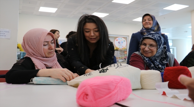 Depremzede kadınlar el sanatıyla yaşadıklarını unutmaya çalışıyor