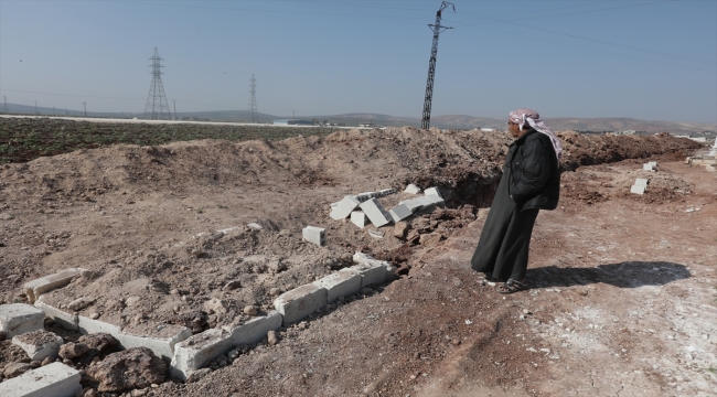 Depremzedeler Suriye'de "kimsesiz" mezarlarda yakınlarını arıyor