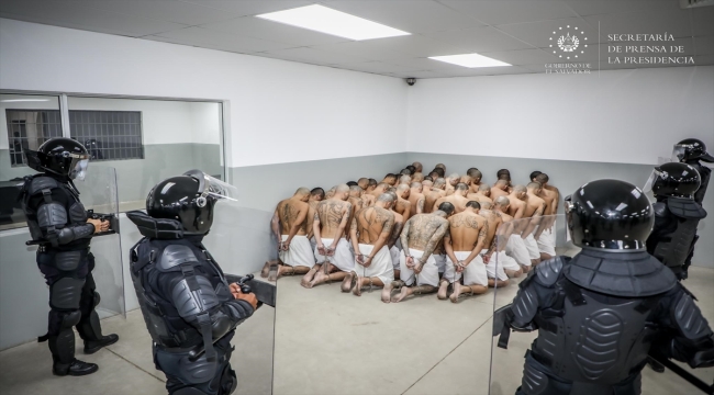 El Salvador'da Amerika kıtasının en büyük hapishanesine 2 bin çete üyesi daha nakledildi