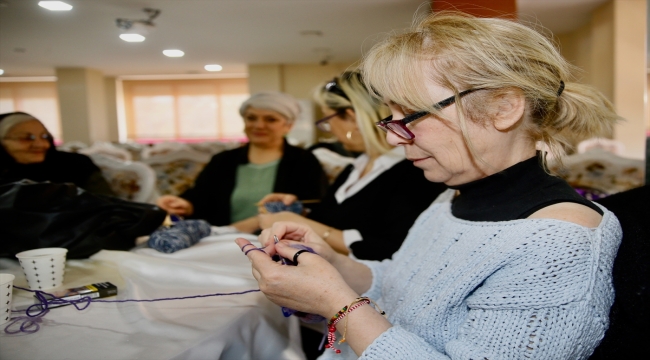 Eskişehirli kadınlar depremzede çocuklar için kazak, battaniye ve eldiven ördü