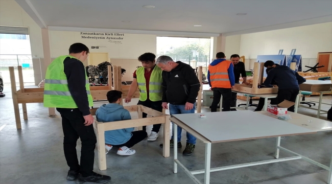 Fethiye'de öğretmen ve öğrenciler depremzedeler için masa ve tabure üretiyor