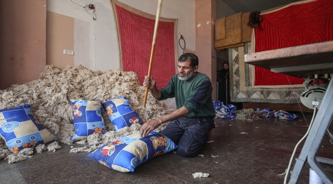Filistinli Salim usta, ailesinden miras aldığı yorgancılığı torunlarına aktarmak istiyor