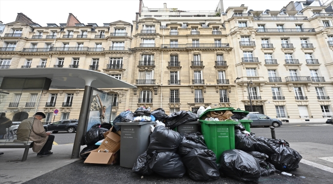 Fransız Bakan, grev nedeniyle Paris'te yığılan çöplerin sağlığı tehdit ettiğini söyledi