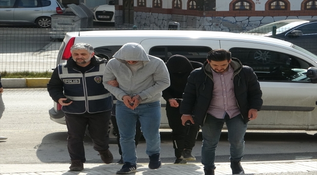 Çorum'da iş yerlerinden cep telefonu çaldığı iddia edilen 2 zanlı tutuklandı