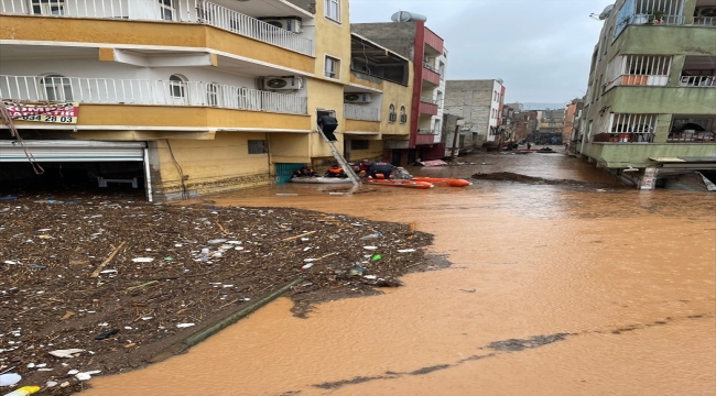 Şanlıurfa'da sel nedeniyle mahsur kalan vatandaşların kurtarılması için çalışma sürüyor