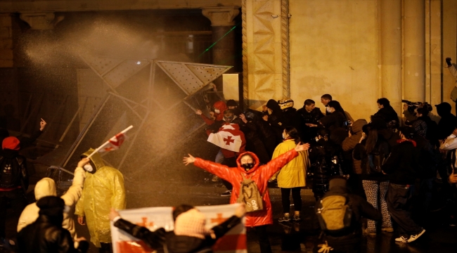 Gürcistan'da parlamento binasını kuşatmaya çalışan göstericiler emniyet güçlerince dağıtıldı 