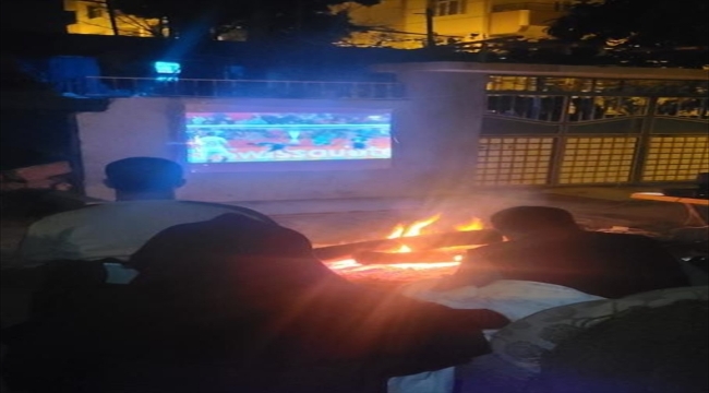 Hatay'da depremzede kardeşler, çadırda kalanlara, Sevilla-Fenerbahçe maçını projektörle izletti