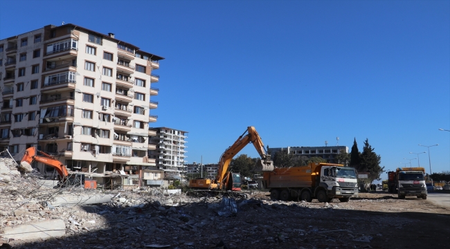 Hatay'da enkaz kaldırma ve yıkım çalışmaları 17 mahallede sürüyor