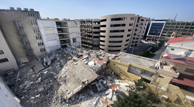 Hatay'daki iş hanında 20 ofisin bulunduğu bölüm depremde yıkıldı