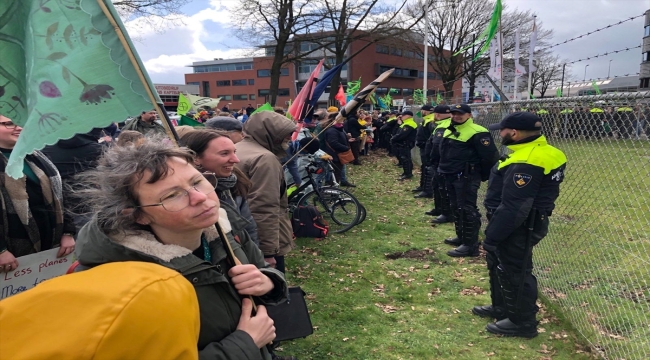 Hollanda'da çevreciler, Eindhoven Havalimanı'nda gösteri düzenledi