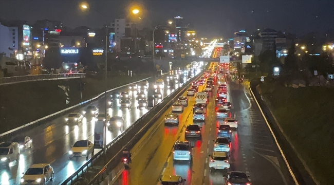 İstanbul'da trafikte yoğunluk yaşanıyor