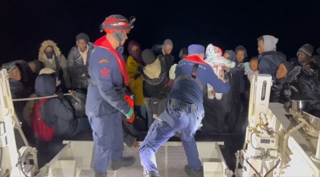 İzmir açıklarında lastik botlardaki 59 düzensiz göçmen kurtarıldı 