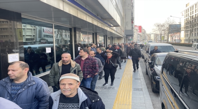 İzmir'deki SGK merkezlerinde "EYT" yoğunluğu