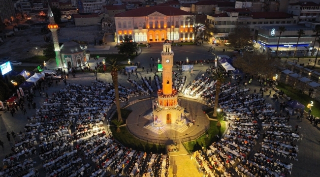 İzmir Konak Meydanı'nda depremzedelere iftar verildi