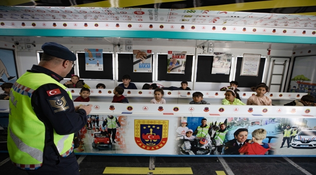 Jandarma ekipleri Hatay'da kurdukları parkurda çocuklara trafik kurallarını öğretiyor