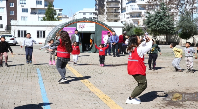 Kahtalı gönüllü gençler ile çocuklar depremin yaralarını el ele sarıyor