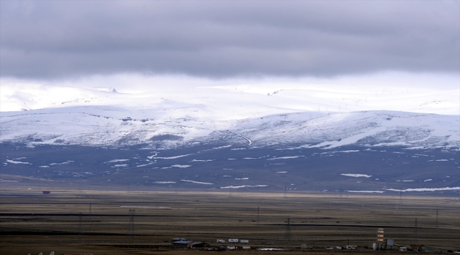 Kars ve Ardahan'da kar yağışı etkili oluyor