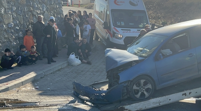 Kocaeli'de istinat duvarına çarpan otomobildeki 4 kişi yaralandı