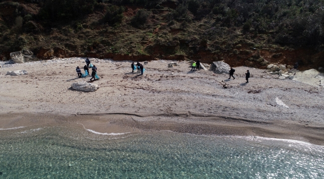 Kocaeli'deki Sardala Koyu'nda deniz çöpleri ayrıştırılıp kayıt altına alındı