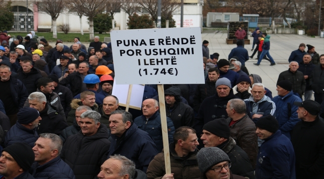 Kosova'da enerji kurumu çalışanları maaş artışı talebiyle gösteri düzenlendi