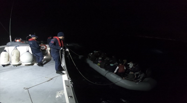 Kuşadası açıklarına itilen 24 düzensiz göçmen kurtarıldı​​​​​