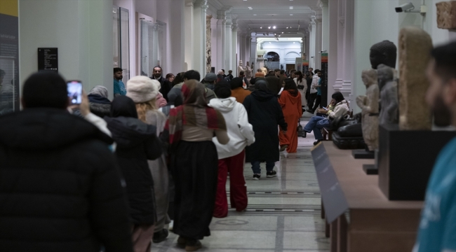 Londra'nın ünlü Victoria ve Albert Müzesi'nde toplu iftar programı düzenlendi