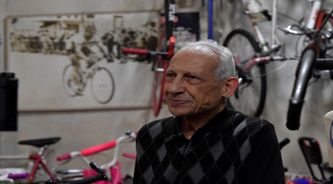 Lübnan'da 84 yaşındaki bisiklet tutkunu haftada 50 kilometre pedal çeviriyor
