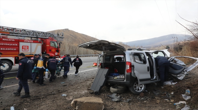 Malatya'da kamyonet beton menfeze çarptı, 2 kişi öldü, 3 kişi yaralandı