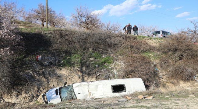 Malatya'da öğrenci servisinin devrilmesi sonucu 4'ü öğrenci 5 kişi yaralandı