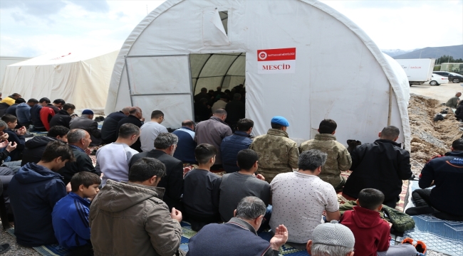 Malatya'daki konteyner kentte ramazanın ilk cuma namazı kılındı