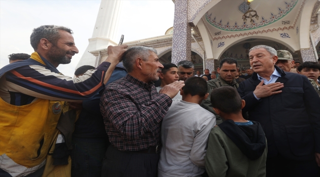 Milli Savunma Bakanı Akar, Hatay'da depremzedelerle bir araya geldi
