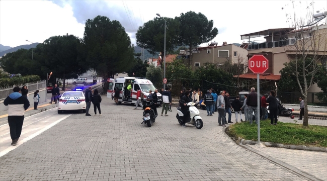 Muğla'da kamyonetle çarpışan motosikletteki ikiz kardeşler yaralandı