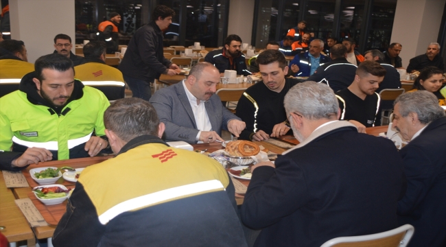 Sanayi ve Teknoloji Bakanı Varank, İskenderun'da demir çelik işçileriyle sahur yaptı