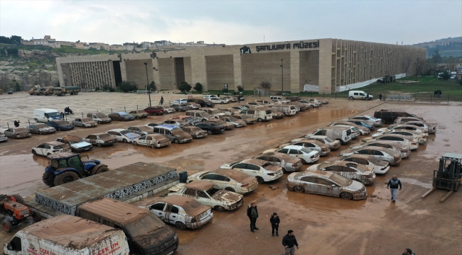 Şanlıurfa'da selden etkilenen kapalı otoparktaki araçlar çıkarıldı