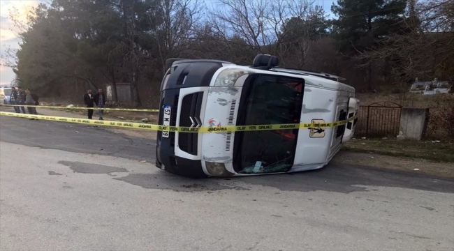 Sinop'ta öğrenci servisi ile otomobilin çarpıştığı kazada 11 kişi yaralandı