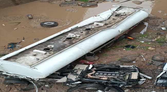 Şırnak'ta dereye yuvarlanan tırdaki 1 kişi öldü, 1 kişi yaralandı 