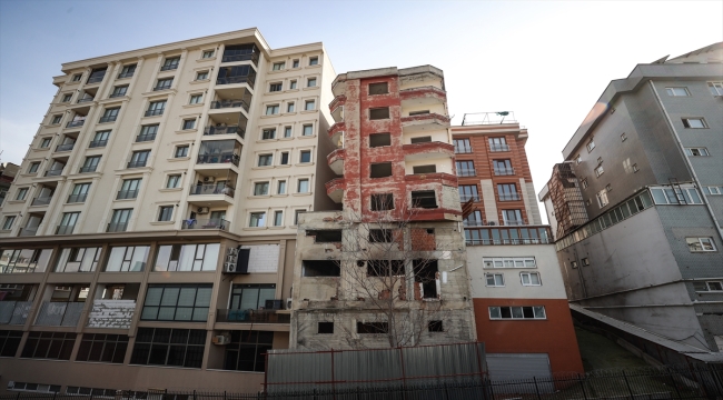 Sosyal medyada paylaşılan Bağcılar'daki riskli binanın yıkımına başlandı