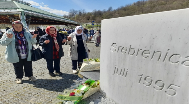 Srebrenitsa soykırımı kurbanlarının ilk toplu cenaze töreninin 20'nci yıl dönümü