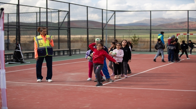 THF, depremzede çocuklara hentbol dersi verdi