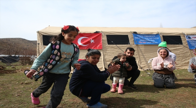 Üniversite mezunu depremzede gençler, okul çağındaki çocuklar için sahada