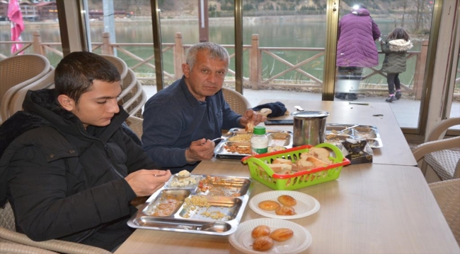 Uzungöl'de kalan depremzedeler için gönüllüler yemek pişiriyor