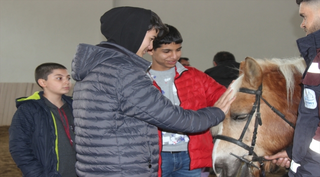 Van'da misafir edilen depremzede çocuklar at çiftliğinde eğlendi