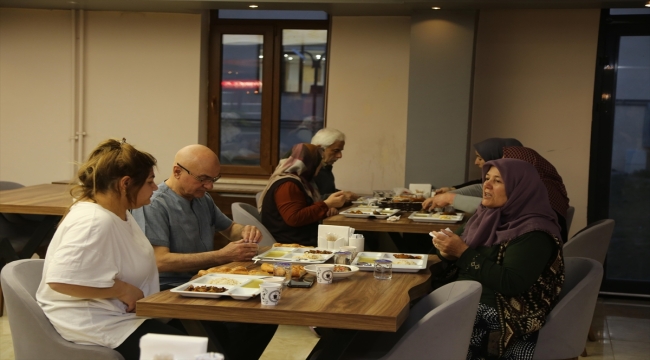 Van, Muş ve Hakkari'de misafir edilen depremzedeler evlerinden uzakta iftar yaptı