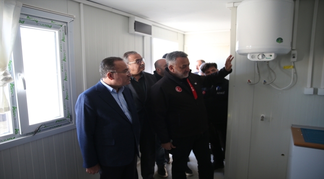 Adalet Bakanı Bozdağ, Diyarbakır'da kurulumu süren konteyner kent alanını inceledi